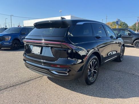 Used 2024 Lincoln Nautilus Premier image 3