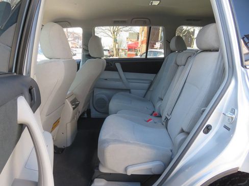 Used 2012 Toyota Highlander Base 4dr SUV (2.7L l4) image 17