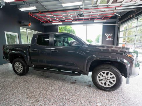 Used 2024 Toyota Tacoma SR5 AWD/4WD image 5