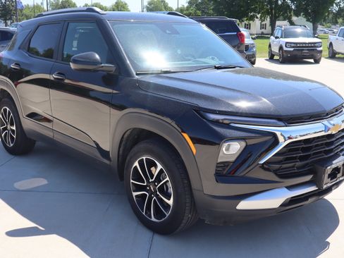 Used 2025 Chevrolet TrailBlazer LT AWD/4WD image 4