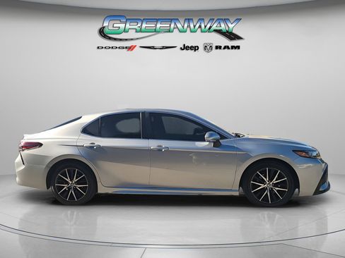 Used 2022 Toyota Camry SE image 4