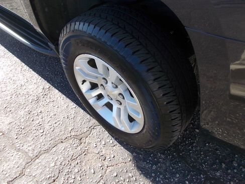 Used 2018 Chevrolet Suburban LT image 14