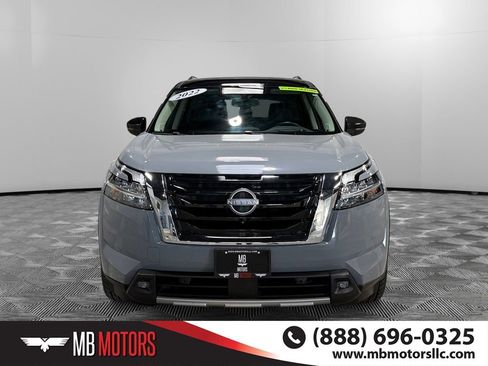 Used 2022 Nissan Pathfinder Platinum image 11