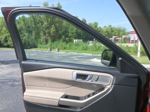 Used 2023 Ford Explorer Limited AWD/4WD image 26
