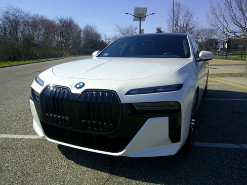 Used 2025 BMW 760i xDrive w/ Executive Package image 25