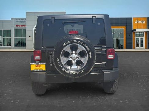 Used 2017 Jeep Wrangler Unlimited Sahara w/ Connectivity Group AWD/4WD image 6