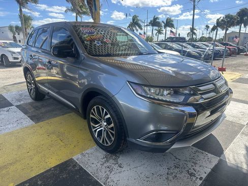 Used 2017 Mitsubishi Outlander ES image 2
