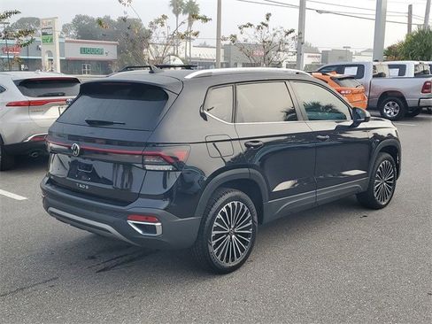 Certified 2025 Volkswagen Taos SE image 4