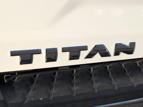 Used 2019 Nissan Titan SV image 10