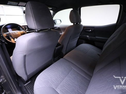 Used 2019 Toyota Tacoma TRD Sport image 9