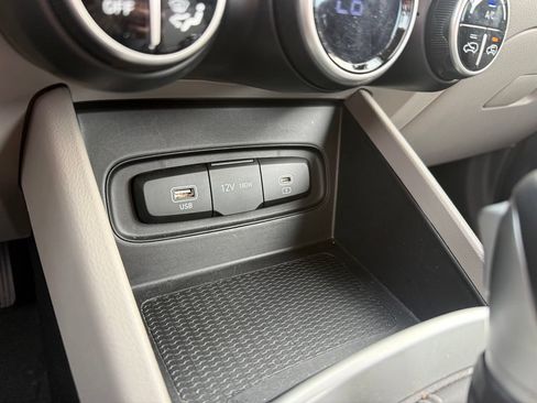 Certified 2025 Hyundai Venue SEL FWD image 19