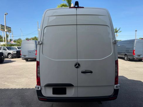 Used 2023 Mercedes-Benz Sprinter 2500 image 4