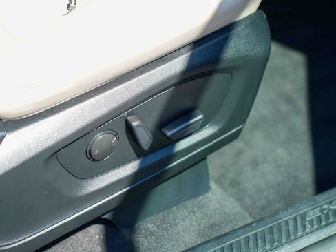 Used 2024 Ford Explorer XLT w/ Equipment Group 202A AWD/4WD image 17