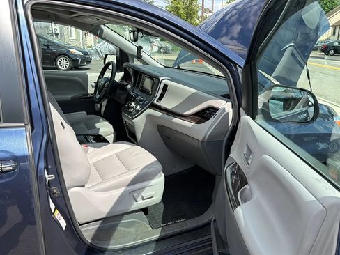 Used 2018 Toyota Sienna XLE AWD/4WD image 25