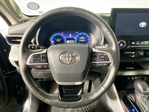 Used 2023 Toyota Highlander Limited image 17