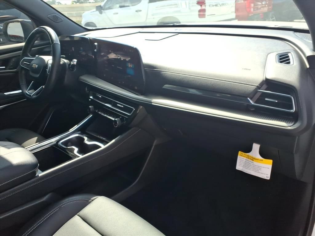 Used 2025 Chevrolet Traverse LT w/ Enhanced Driving Package FWD image 16
