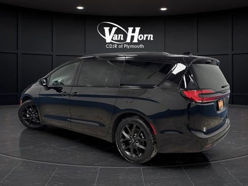 Used 2025 Chrysler Pacifica Limited image 3