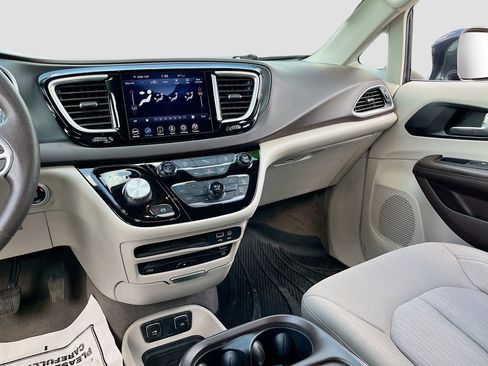 Certified 2020 Chrysler Pacifica Touring image 21