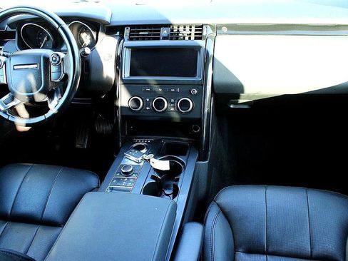 Used 2018 Land Rover Discovery SE image 11