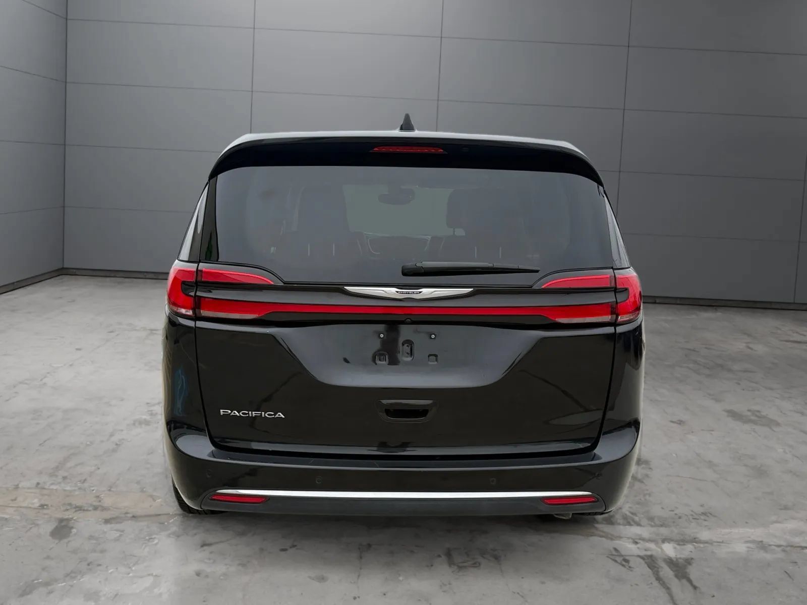 Used 2023 Chrysler Pacifica Touring-L FWD image 11