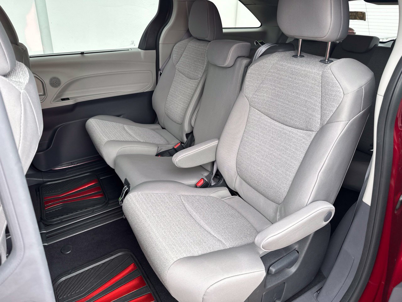 Used 2024 Toyota Sienna LE w/ LE Plus Package FWD image 8