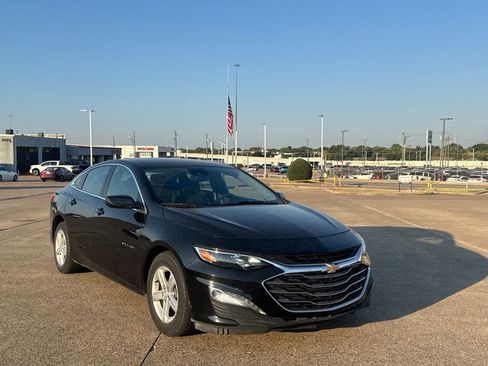 Used 2025 Chevrolet Malibu LT FWD image 2