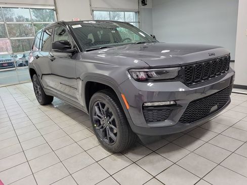 New 2025 Jeep Grand Cherokee Limited image 2