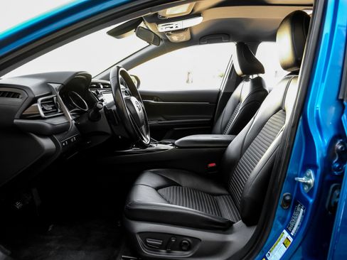 Used 2019 Toyota Camry SE image 4