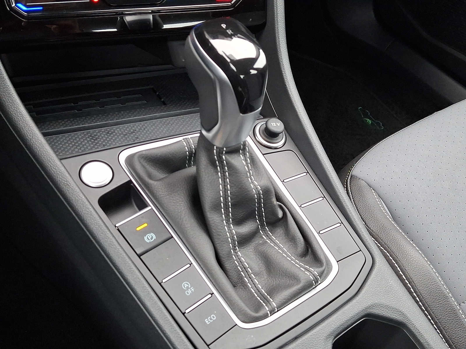 Used 2025 Volkswagen Jetta SE FWD image 14