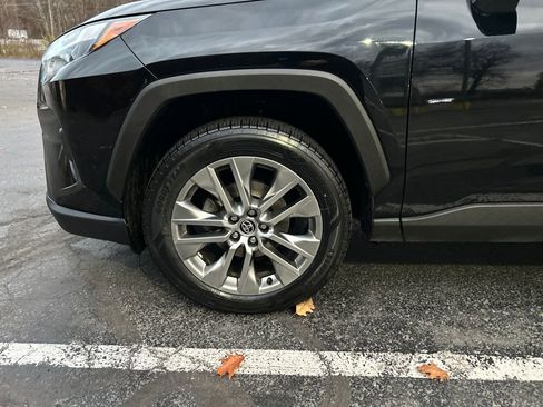 Used 2023 Toyota RAV4 XLE Premium image 28