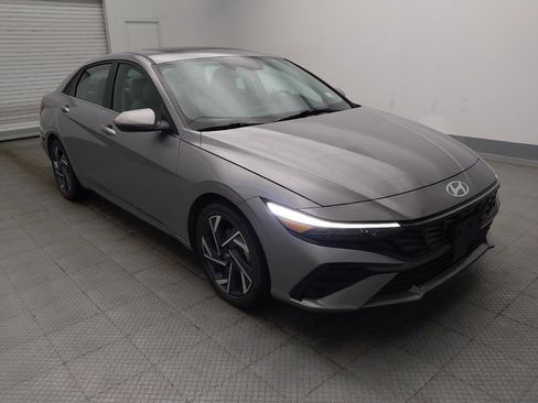 Used 2025 Hyundai Elantra Limited FWD image 13