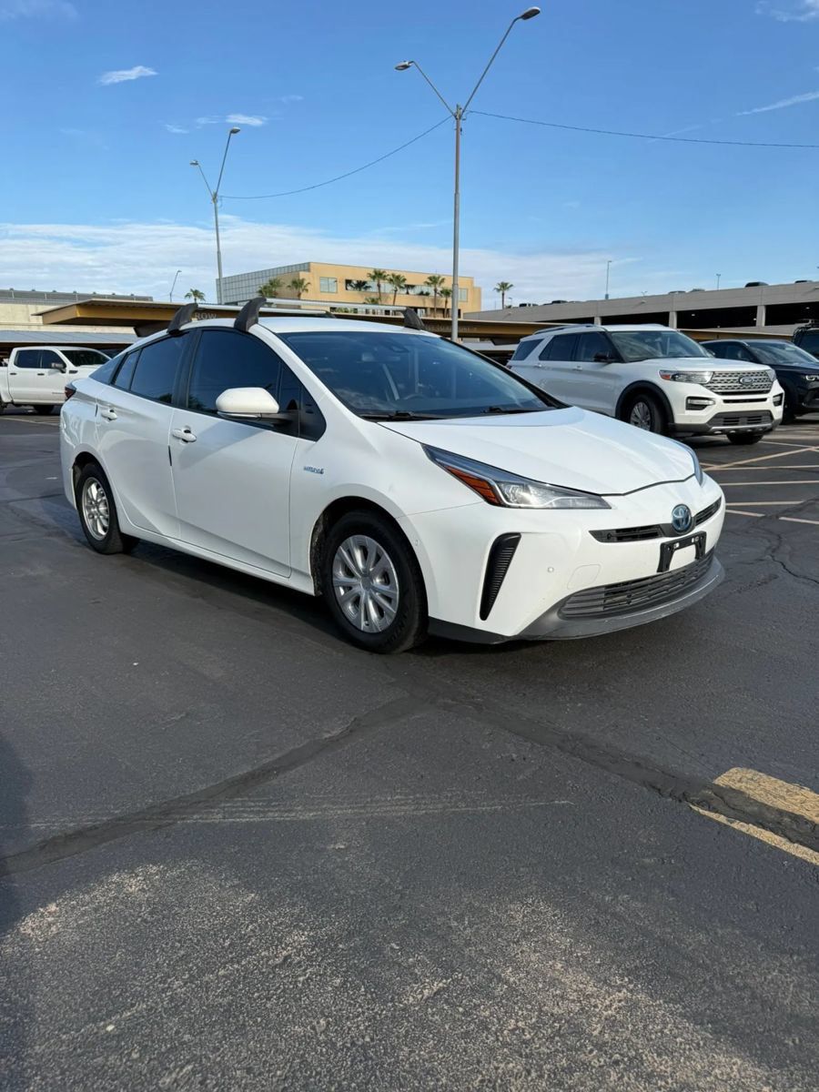 Used 2021 Toyota Prius LE FWD image 2