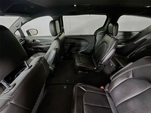 Used 2025 Chrysler Pacifica Select FWD image 11