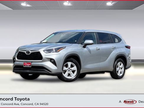 Used 2025 Toyota Highlander LE FWD image 1