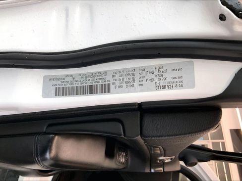 Used 2018 Jeep Grand Cherokee Altitude RWD image 3