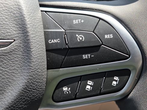 Used 2024 Chrysler Pacifica Touring-L FWD image 8
