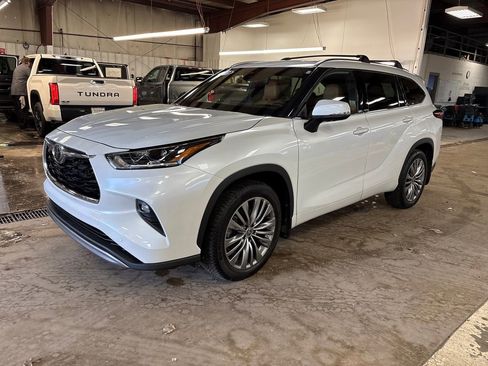 Used 2022 Toyota Highlander Platinum image 1