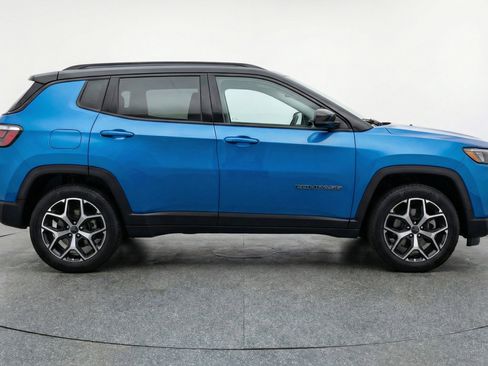 Used 2025 Jeep Compass Limited image 11