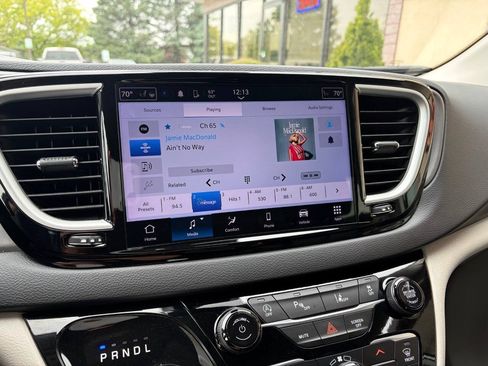 Used 2024 Chrysler Pacifica Touring-L FWD image 28