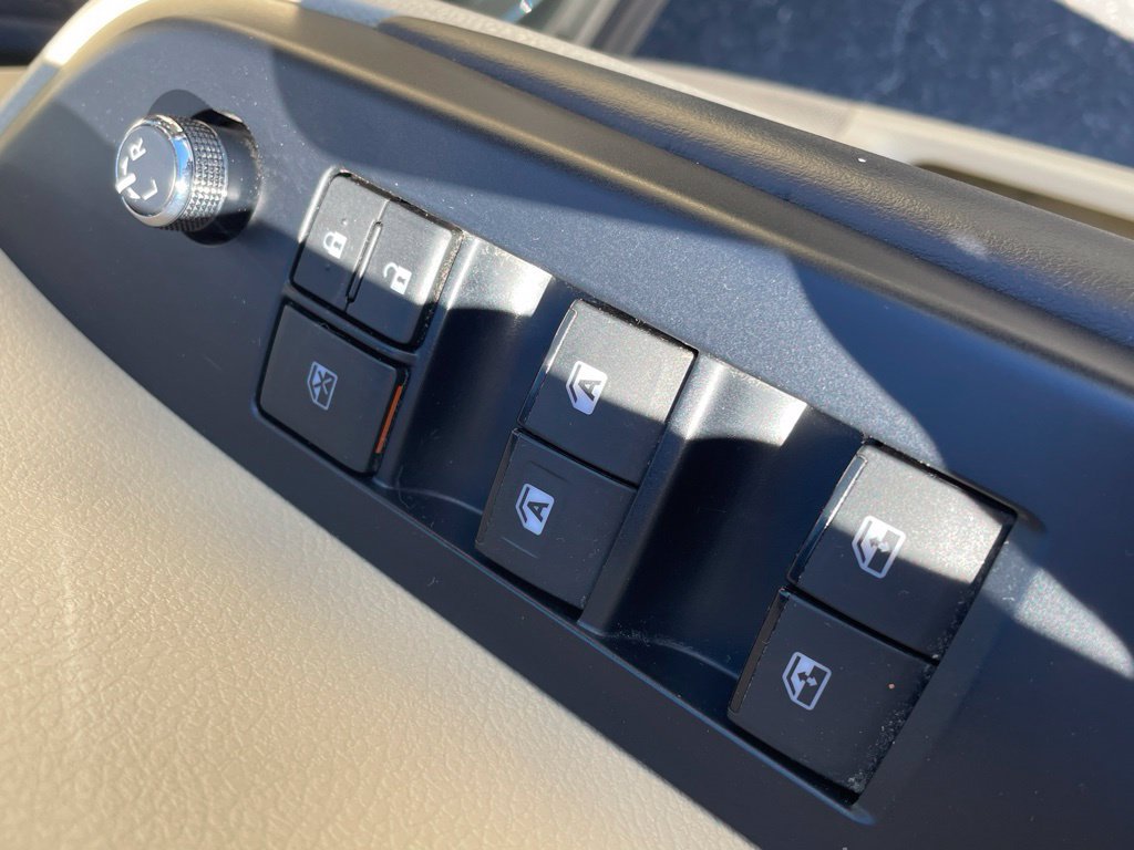 Used 2017 Toyota Highlander Plus FWD image 11