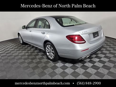 Used 2017 Mercedes-Benz E 300 4MATIC image 4