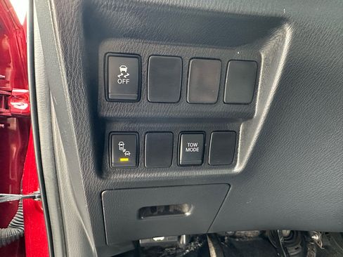 Used 2019 Nissan Pathfinder SV image 39