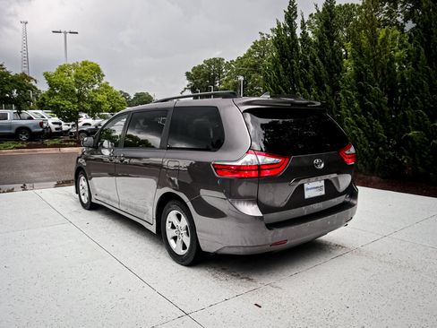 Used 2018 Toyota Sienna LE FWD image 10