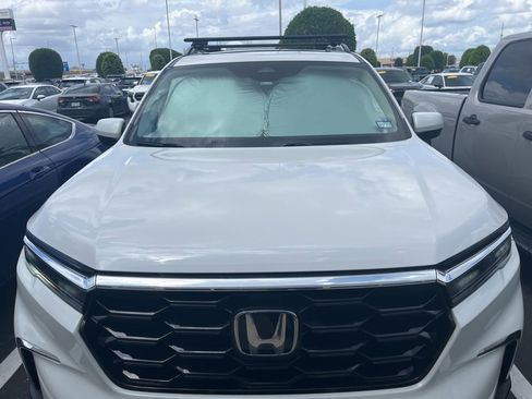 Used 2024 Honda Pilot Touring image 2