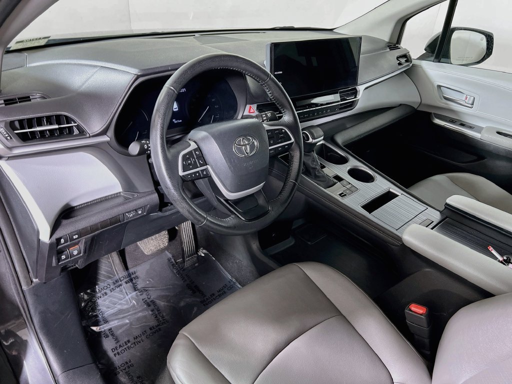 Certified 2025 Toyota Sienna XLE FWD image 9