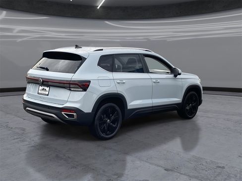 New 2026 Volkswagen Taos SE image 5