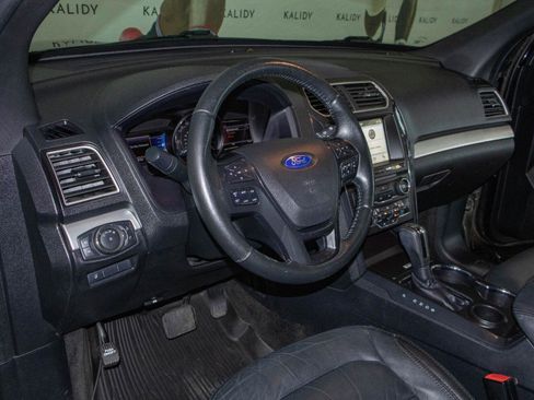 Used 2017 Ford Explorer XLT w/ Equipment Group 202A FWD image 5