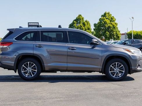 Used 2017 Toyota Highlander XLE w/ Protection Package #3 AWD/4WD image 5
