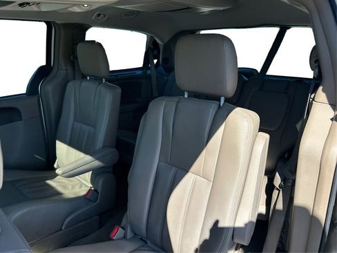 Used 2016 Chrysler Town & Country Touring-L image 18