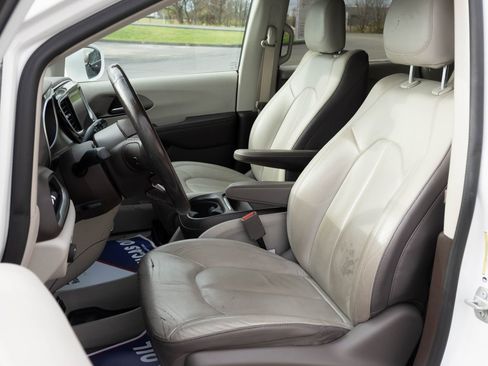 Used 2019 Chrysler Pacifica Touring-L w/ Advanced Safetytec Group image 25